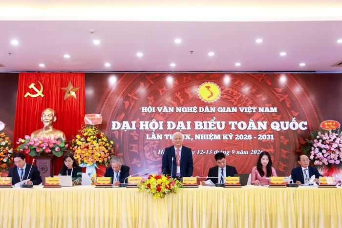 GS.TS Lê Hồng Lý, Chủ tịch Hội Văn nghệ dân gian Việt Nam trình bày báo cáo tại Đại hội. Ảnh: Quang Vinh