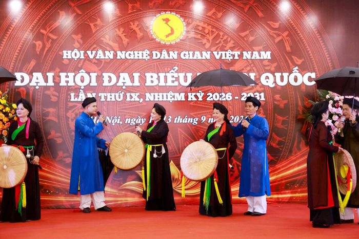 Các nghệ sĩ trình diễn quan họ tại Đại hội. Ảnh: Quang Vinh