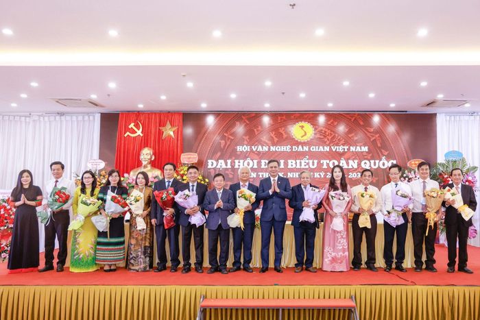 Phó Chủ tịch Ủy ban Trung ương Mặt trận Tổ quốc Việt Nam Trần Thắng tặng hoa cho Ban Chấp hành Hội Văn nghệ dân gian Việt Nam khóa IX, nhiệm kỳ 2026 - 2031. Ảnh: Quang Vinh