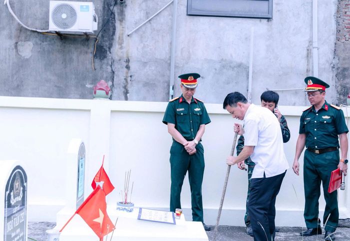 Lãnh đạo xã Ứng Thiên thực hiện nghi thức động thổ. Ảnh: Cao Hồng