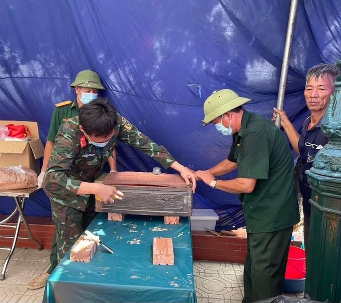 Công tác lấy mẫu hài cốt liệt sĩ được các lực lượng làm nhiệm vụ triển khai trên tinh thần khẩn trương, đúng quy trình kỹ thuật. Ảnh: Lê Hoa