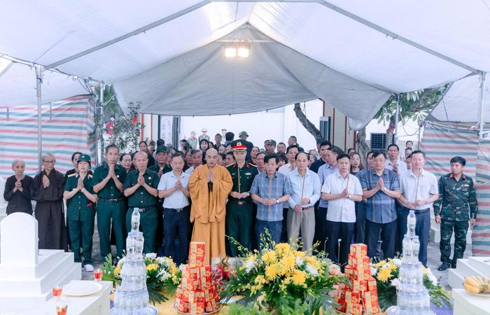 Lãnh đạo xã Ứng Thiên dâng hương, dâng hoa tại Nghĩa trang Liệt sĩ An Viên. Ảnh: Cao Hồng