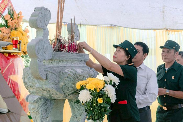 Các cựu chiến binh dâng hương viếng các Anh hùng Liệt sĩ. Ảnh: Cao Hồng