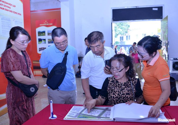 Người dân trao đổi, tìm hiểu những nội dung liên quan đến phương án điều chỉnh quy hoạch.