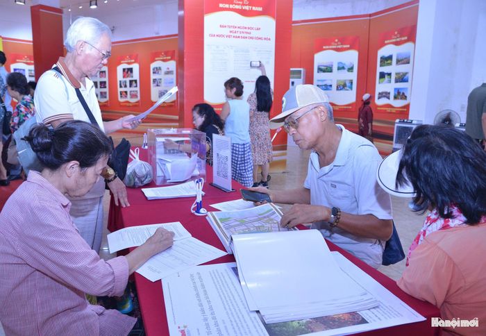 Người dân xem xét kỹ các nội dung trong hồ sơ trước khi đưa ra ý kiến góp ý.