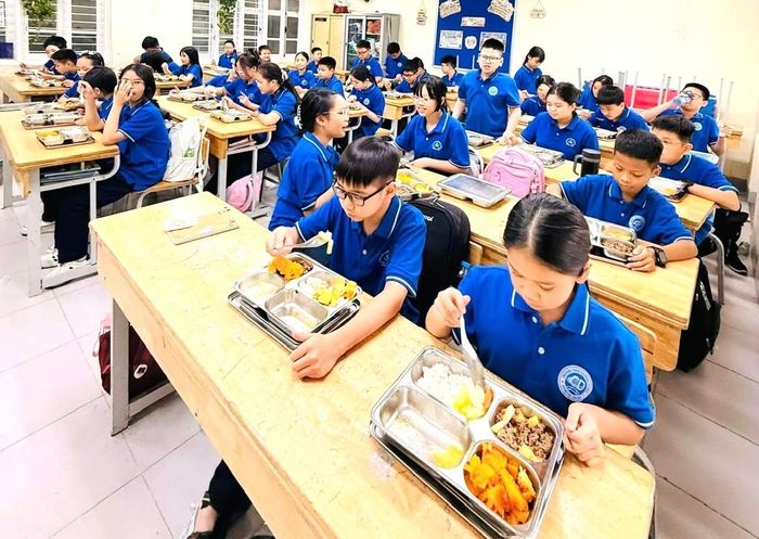 Bữa ăn bán trú của học sinh Trường Tiểu học và Trung học cơ sở Chương Dương (phường Hồng Hà). Ảnh: CTV