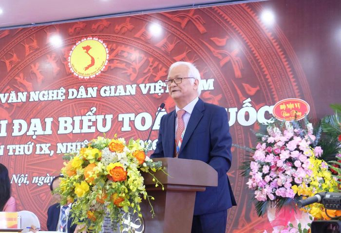 GS.TS Lê Hồng Lý, Chủ tịch Hội Văn nghệ dân gian Việt Nam khẳng định hướng hoạt động Hội trong giai đoạn mới. Ảnh: Lê Thủy