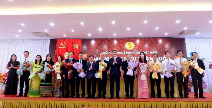 Ban Chấp hành Hội Văn nghệ dân gian Việt Nam nhiệm kỳ 2026-2031 ra mắt. Ảnh: Lê Thủy