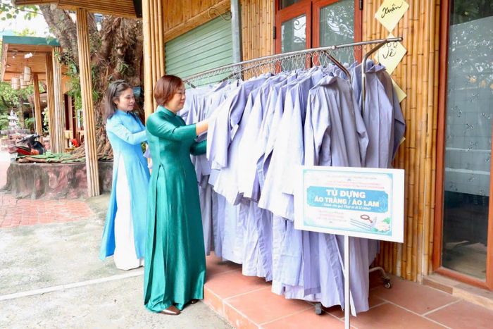 300 bộ áo lam được trao cho tổ phụ nữ quản lý, cho khách và Phật tử mượn khi trang phục chưa phù hợp. Ảnh: QA