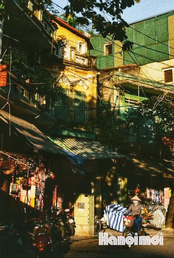 Những mái nhà, góc phố thân quen như chậm lại trong không gian mùa thu Hà Nội.