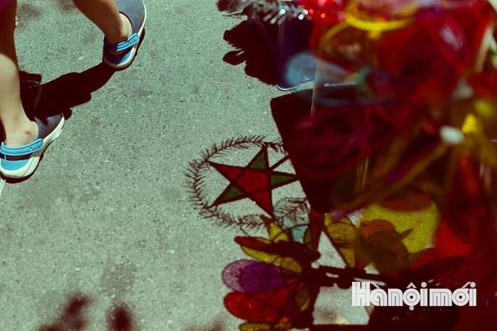 Qua màu film cũ, sắc màu Trung thu trên phố cổ gợi lại những kỷ niệm xưa cũ.