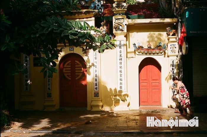 Nắng thu nhẹ nhàng phủ lên những con phố, gợi cảm giác bình yên và hoài niệm.