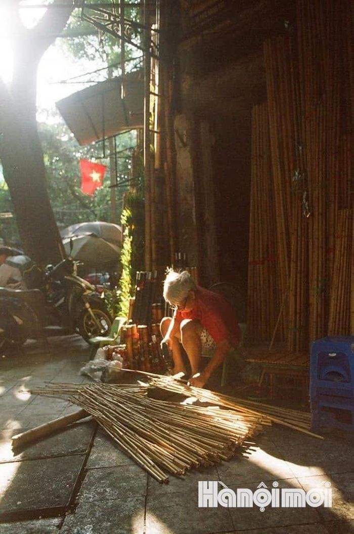 Nhịp sống đời thường của người Hà Nội được ghi lại qua những khuôn hình mang sắc màu xưa cũ.
