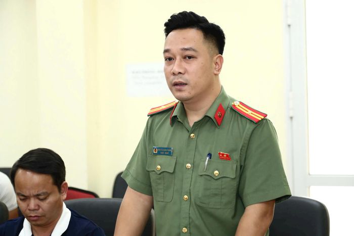 Đại diện Công an phường phát biểu ý kiến và tuyên truyền tới các phụ huynh không được chia sẻ thông tin chưa được kiểm chứng lan truyền trên mạng xã hội. Ảnh: NT