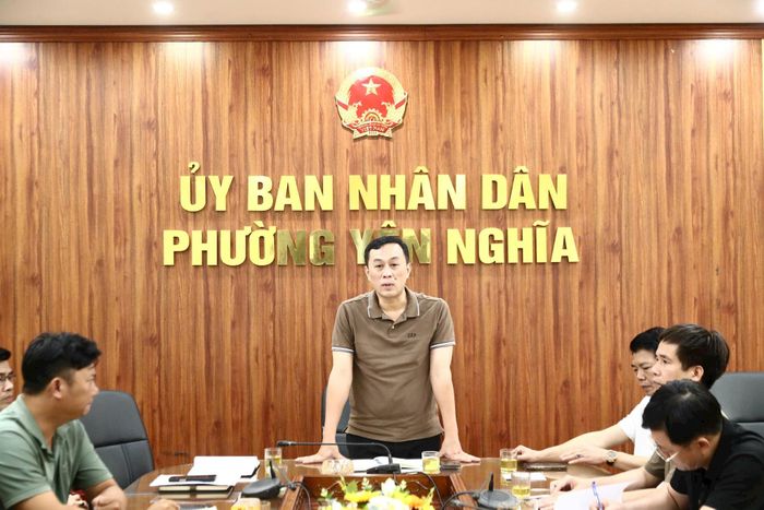 Chủ tịch UBND phường Lê Xuân Hoàn phát biểu tại hội nghị. Ảnh: NT