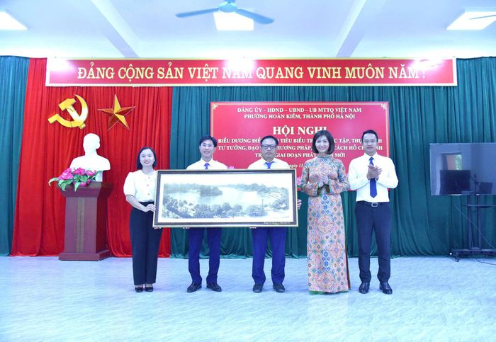 Phường Hoàn Kiếm tặng quà lưu niệm xã Phú Đình.