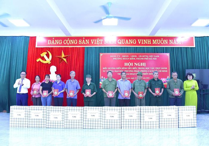 Phường Hoàn Kiếm trao tặng những phần quà ý nghĩa tới các gia đình chính sách, người có công của xã Phú Đình.