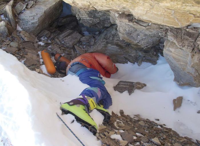 "Giày xanh" là một trong những người thiệt mạng khi leo Everest nổi tiếng nhất vì đã trở thành "điểm đánh dấu" trên hành trình của các nhà leo núi khác. Ảnh: Wikimedia