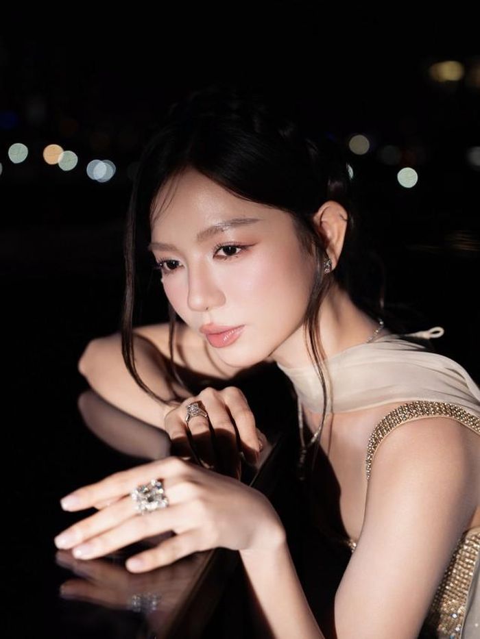 Sau hiệu ứng từ “Mưa đỏ”, cô xuất hiện với hình ảnh trưởng thành hơn nhưng vẫn giữ nét trẻ trung vốn có. Điều khiến khán giả quan tâm là thay vì liên tục xuất hiện trên truyền thông bằng những câu chuyện đời tư, Hạ Anh tập trung vào các dự án nghệ thuật.