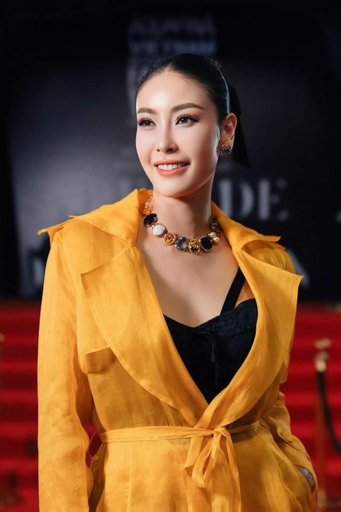 Những năm đầu sau đăng quang, Hà Kiều Anh nhanh chóng trở thành một trong những gương mặt nổi bật của làng giải trí. Cô xuất hiện trên các tạp chí, lịch ảnh, tham gia hoạt động thời trang và sau đó lấn sân sang điện ảnh. Người đẹp từng góp mặt trong nhiều bộ phim như Đẻ mướn, Áo lụa Hà Đông, Lối sống sai lầm...