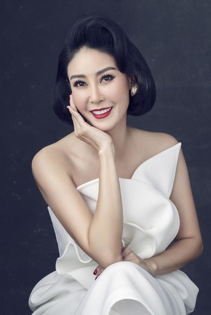 Tạp chí Thanh Niên Việt cho hay, song song hoạt động giải trí, Hoa hậu Hà Kiều Anh sớm bước vào lĩnh vực kinh doanh, đặc biệt quan tâm đến bất động sản. Những câu chuyện về việc mua đất, xây nhà, đầu tư rồi bán lại từng được nhắc đến như một phần trong quá trình nàng hậu gây dựng tài chính độc lập.