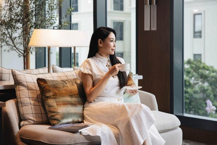 Nói về chuyện đầu tư bất động sản, Hoa hậu Hà Kiều Anh kể cô từng chi tiền giúp chủ cũ chuộc lại căn nhà đang bị thế chấp ngân hàng tại Quận 3, TP.HCM - một vị trí đắt giá giữa lòng thành phố. Sau khi hỗ trợ tài chính, Hà Kiều Anh được chuyển nhượng căn nhà với mức giá chỉ 2 lượng vàng/m2. Ngay sau đó, cô bán lại căn nhà ấy với giá lên đến 3,5 lượng vàng/m2. Với tổng diện tích lên tới 600m2, khoản lãi sau cùng mà nàng hậu thu về được ước tính khoảng 900 cây vàng.