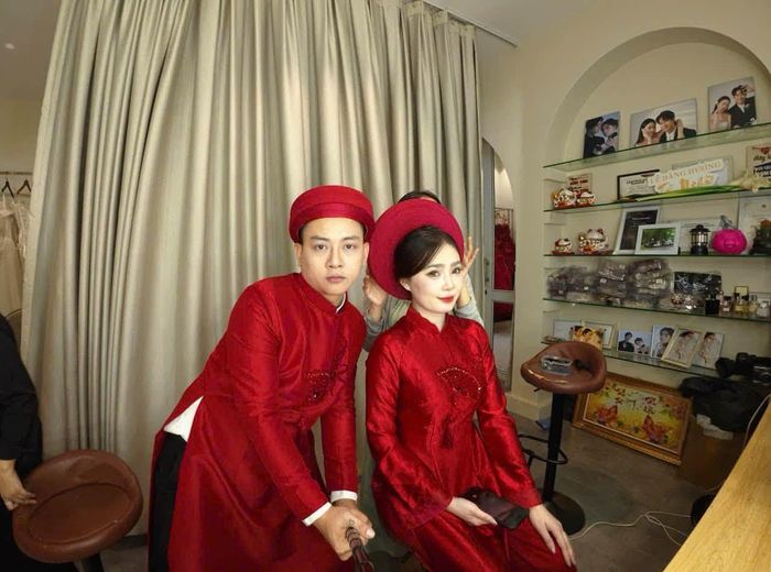Trước khi đến với mối quan hệ này, Hoài Lâm từng gắn bó 3 năm với một người mẫu tự do ở Cần Thơ. Đầu năm 2024, phía bạn gái cũ xác nhận cả hai đã chia tay một thời gian, trong khi nam ca sĩ chọn cách im lặng với truyền thông. Từ đó, giọng ca "Hoa nở không màu" sống khá kín tiếng về đời tư. 