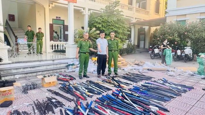 Đối tượng Ninh Văn Thanh cùng tang vật tại cơ quan công an. Ảnh: Công an tỉnh Bắc Ninh