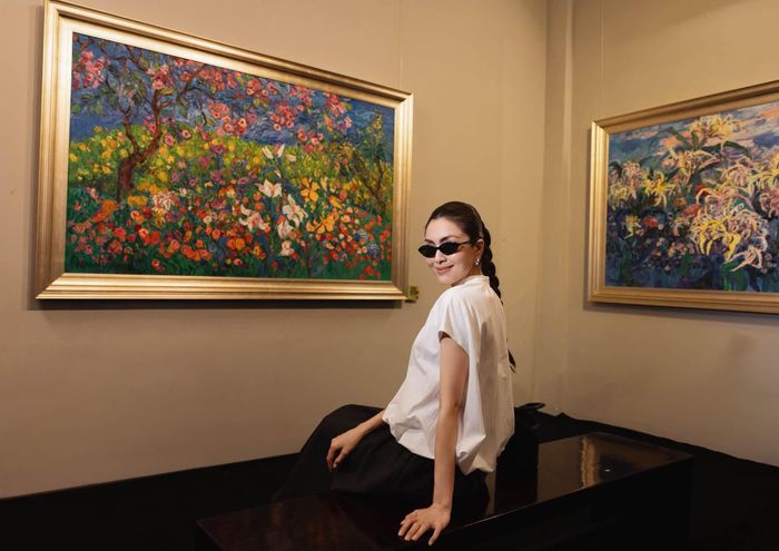 Xuất hiện tại sự kiện, nữ diễn viên diện áo trắng tối giản kết hợp chân váy đen dài, đeo kính mắt cùng tông. Cách phối đồ thanh lịch, kín đáo giúp cô nổi bật theo cách riêng giữa không gian ngập tràn những mảng màu rực rỡ.