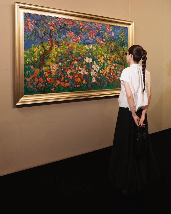 Gu thời trang thanh lịch của "ngọc nữ" Tăng Thanh Hà, đặc biệt là bộ trang phục trắng - đen đơn giản, phom dáng thoải mái nhưng tôn vóc dáng cùng kiểu tóc gọn gàng khiến nữ diễn viên nổi bật giữa không gian đầy màu sắc của những bức tranh hoa. 