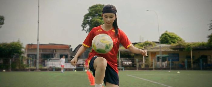 Bộ phim "Đội bóng nữ làng Xuân" đang phát sóng trên khung giờ vàng VTV3 thu hút sự quan tâm, theo dõi của khán giả dù ở chặng đầu. Bộ phim xoay quanh Minh, một cô gái 19 tuổi tràn đầy năng lượng và bướng bỉnh, luôn tin rằng mình có năng khiếu bóng đá và chỉ còn thiếu một cơ hội để bước vào sân chơi chuyên nghiệp.