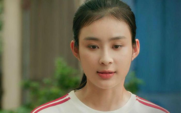 Nữ diễn viên Trương Thảo My gây ấn tượng khi đảm nhận vai Minh - nữ chính trong “Đội bóng nữ làng Xuân”. Hành trình trở thành cầu thủ bóng đá nữ của Minh gặp nhiều trắc trở, khao khát của cô gái trẻ gặp phải sự phản đối gay gắt từ ông Khiêm - người cha làm hiệu trưởng, đầy nguyên tắc của cô.