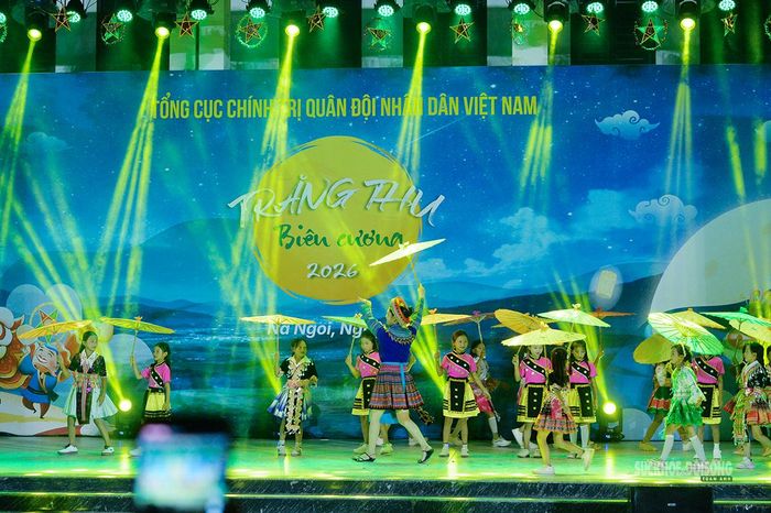 Tiết mục văn nghệ mang sắc màu văn hóa vùng cao. Ảnh: Tuấn Anh