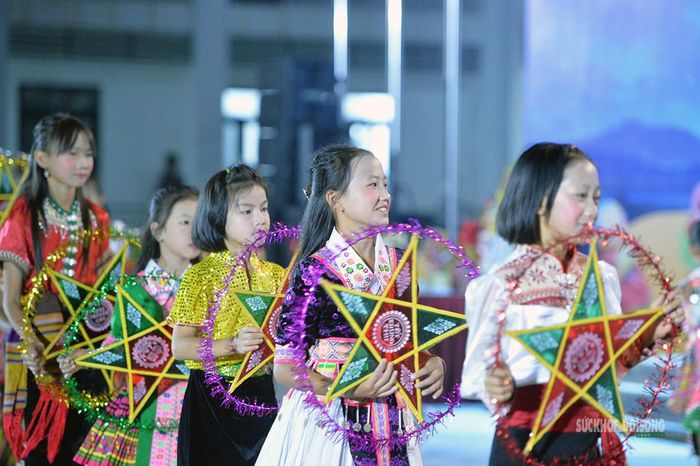 Niềm vui của trẻ em Na Ngoi bên những chiếc đèn Trung thu. Ảnh: Tuấn Anh