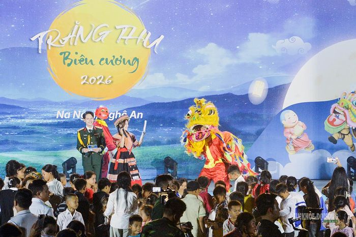 Màn múa lân khuấy động đêm hội "Trăng thu biên cương" tại Na Ngoi. Ảnh: Tuấn Anh