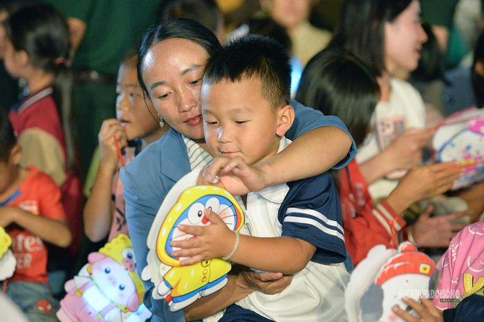 Các em nhỏ thích thú với món quà được tặng. Ảnh: Tuấn Anh