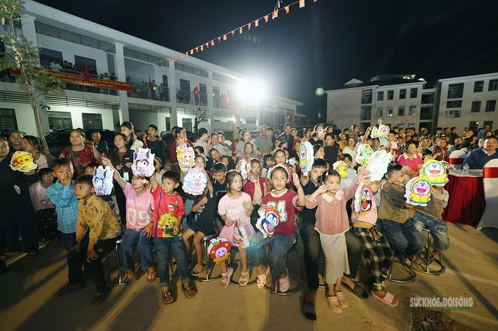 Trẻ em Na Ngoi háo hức đón Trung thu trong đêm hội. Ảnh: Tuấn Anh