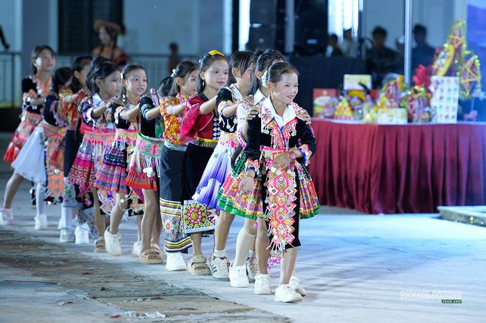 Thiếu nhi trong trang phục truyền thống cùng vui Trung thu. Ảnh: Tuấn Anh