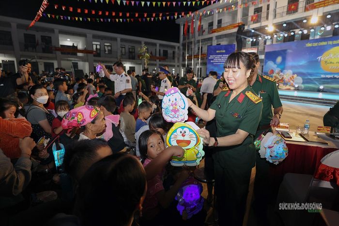 Trao đèn Trung thu cho các em nhỏ. Ảnh: Tuấn Anh
