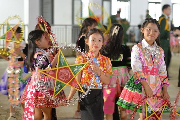 Các em nhỏ hòa mình vào không khí đêm hội.
