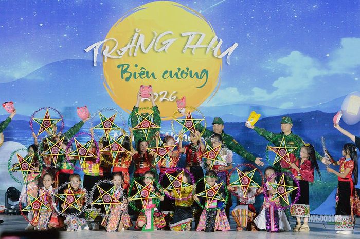 Những chiếc đèn ông sao rực rỡ trong đêm hội. Ảnh: Tuấn Anh