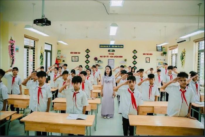 Cô và trò Trường THCS Liên Hiệp Hát Môn (Hà Nội). Ảnh minh hoạ: HB