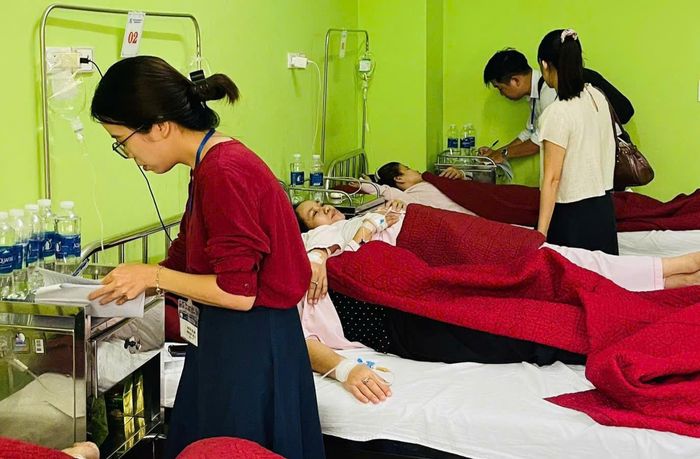 Cán bộ y tế điều tra dịch tễ. Ảnh: A.S.