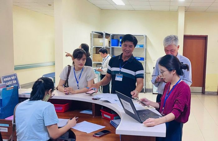 Ngành y tế triển tiến hành xác minh, làm rõ nguyên nhân vụ nghi ngộ độc. Ảnh: A.S.