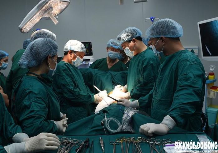 Các bác sĩ Bệnh viện Phổi Trung ương tiến hành phẫu thuật điều trị bệnh nhân đồng thời chuyển giao kỹ thuật cho Bệnh viện Phổi Nghệ An.