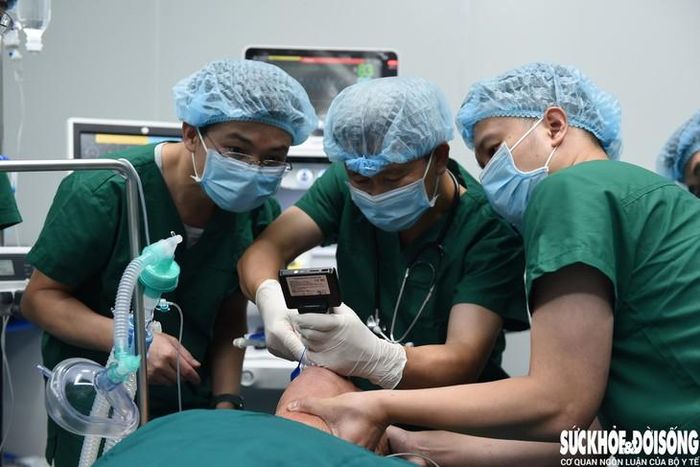 Thực hiện đặt nội khí quản bằng thiết bị nội soi.