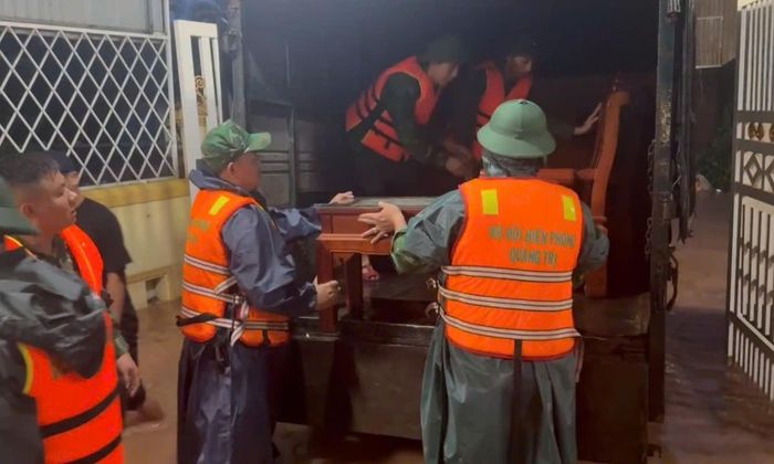 Ông Trần Anh Vũ, Chủ tịch UBND xã Lao Bảo cho biết, tính đến 9h ngày 13/9, địa phương di dời 142 hộ với 455 nhân khẩu, trong số này có 72 hộ bị ngập lụt. Ảnh: N.D.