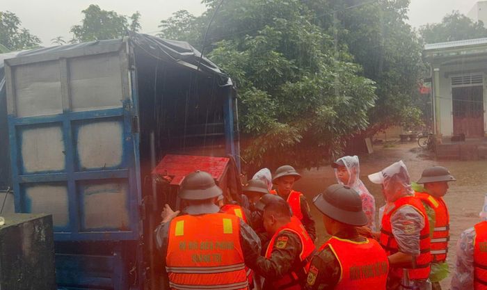 Lãnh đạo Đồn Biên phòng Cửa khẩu quốc tế Lao Bảo cho biết, trước diễn biến mưa lũ, đơn vị huy động cán bộ, chiến sĩ xuống các khu vực bị ngập, vùng trũng thấp để hỗ trợ người dân kê cao đồ đạc, di dời người và tài sản đến nơi an toàn. Ảnh: N.D.