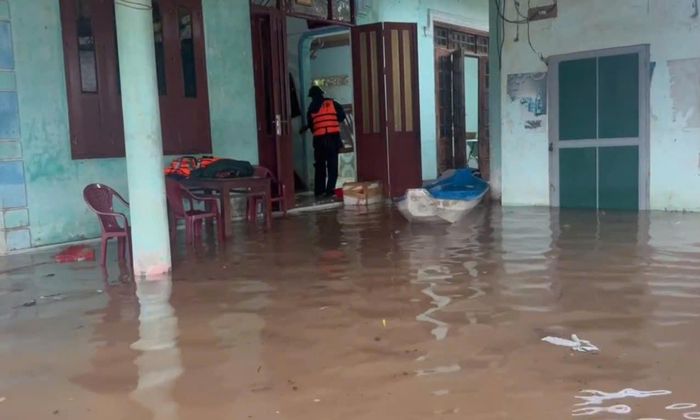 Trước tình hình này, các lực lượng chức năng hỗ trợ người dân kê cao đồ đạc, di dời đến nơi an toàn. Ảnh: N.D.