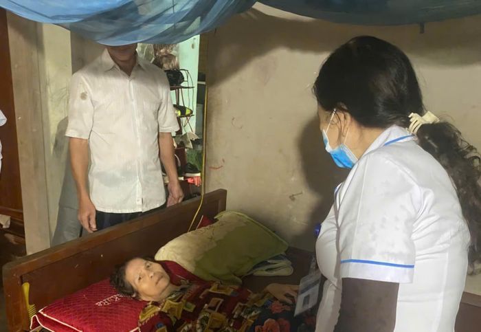 Các hộ ở khu vực nguy cơ nước lũ dâng cao được di dời đến nơi an toàn. Ảnh: N.D.
